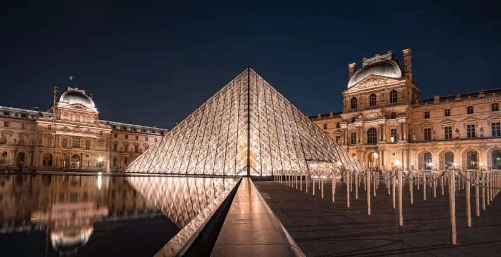 louvre musem at night