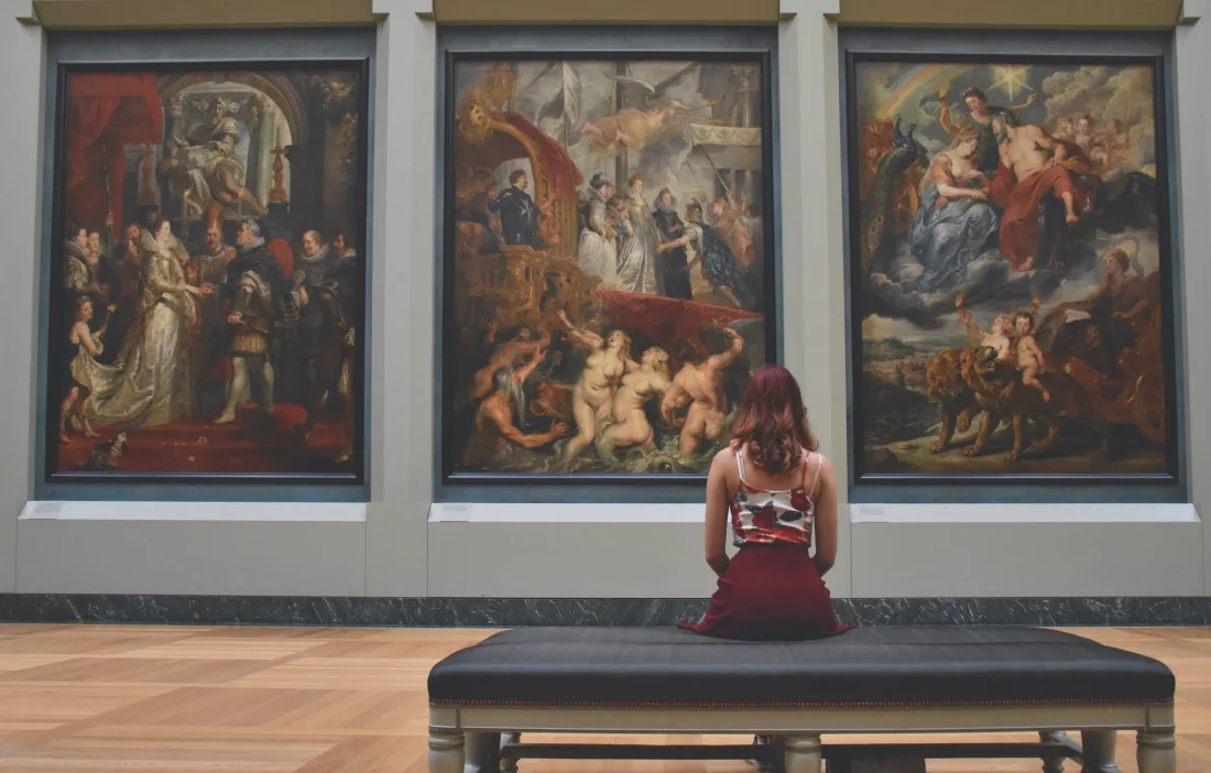 girl in the louvre museum exhibition