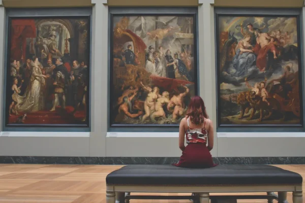 girl in the louvre museum exhibition